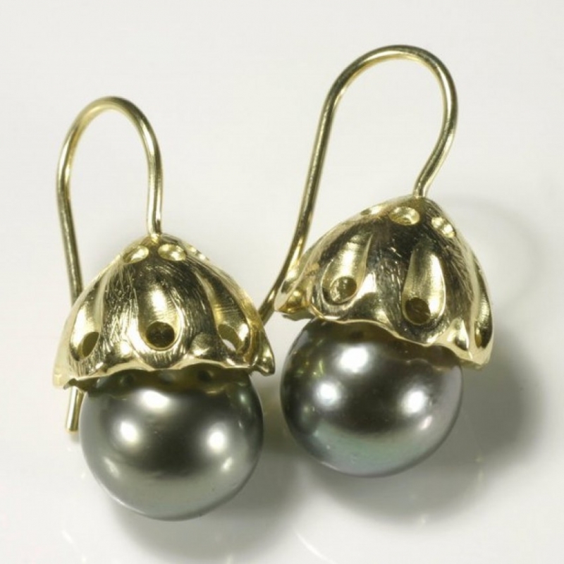 Ohrhänger, 750- Gold, Tahitiperlen. Die Perlen sind beweglich aufgehängt und lassen die Ohrhänger wie kleine Glöckchen klingen. - TRIMETALL Schmuck - Design - Objekte - Köln- Bild 1