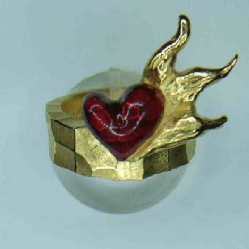Drachenfels Schmuck - D IN 11 AGG
Flammeninferno
Silber vergoldet
9 mm breit mit rotem Lack auf Herz - Juwelier Charming - Schwetzingen- Bild 1