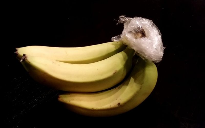 Bananen mit Hilfe von Frischhaltefolie länger frisch halten