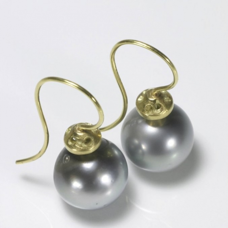 Ohrhänger, 750- Gold Tahitiperlen. Diese Perlen haben ein helles grau, zwischen Bügel und Perle findet sich noch ein filigran durchbrochenes Zierelement. - TRIMETALL Schmuck - Design - Objekte - Köln- Bild 1