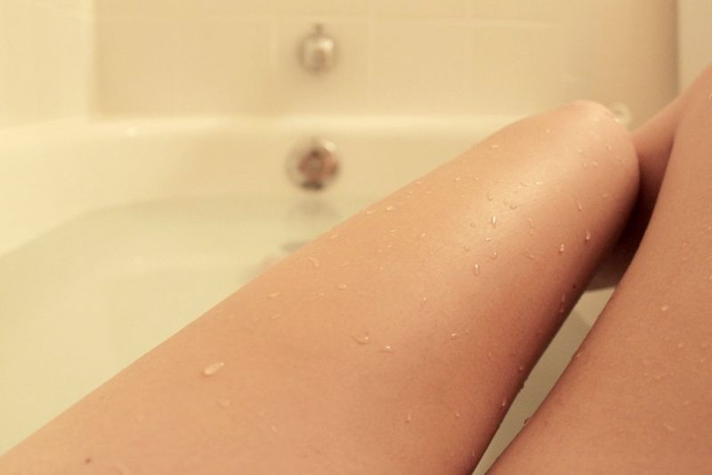 Ein warmes Bad nehmen entspannt den Körper, sowie den Geist
