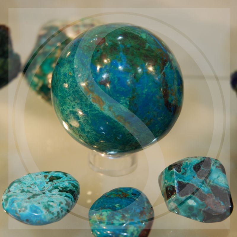 Chrysokoll-Kugel mit 65mm Durchmesser aus Peru mit Zonen aus Malachit. Trommelsteine aus Chrysokoll mit Einschluss aus Dioptas - Steinkreis Mineralien & Gesundheit - Stuttgart- Bild 1