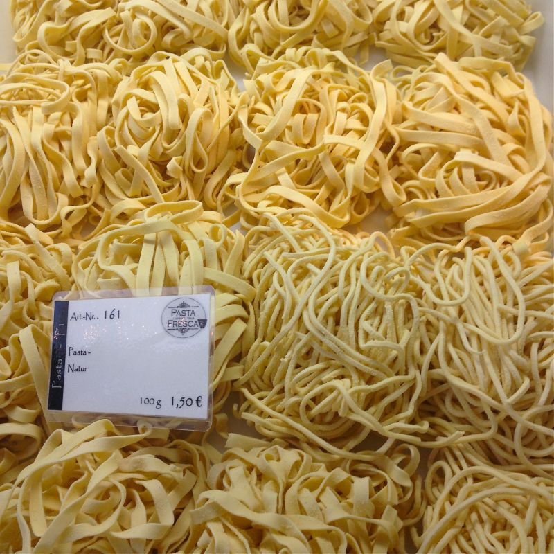 Die Nudel- & Feinkost-Manufaktur - Seien es Spaghetti, Tagliatelle, Tennette, Campanelle, Sagne ricche oder auch Ravioli, Agnolotti oder Triangoli, wir fertigen alle unsere Teigwaren in der hauseigenen Nudel-Manufaktur. - Pasta Fresca & Co Feinkost - Kirchheim unter Teck- Bild 2