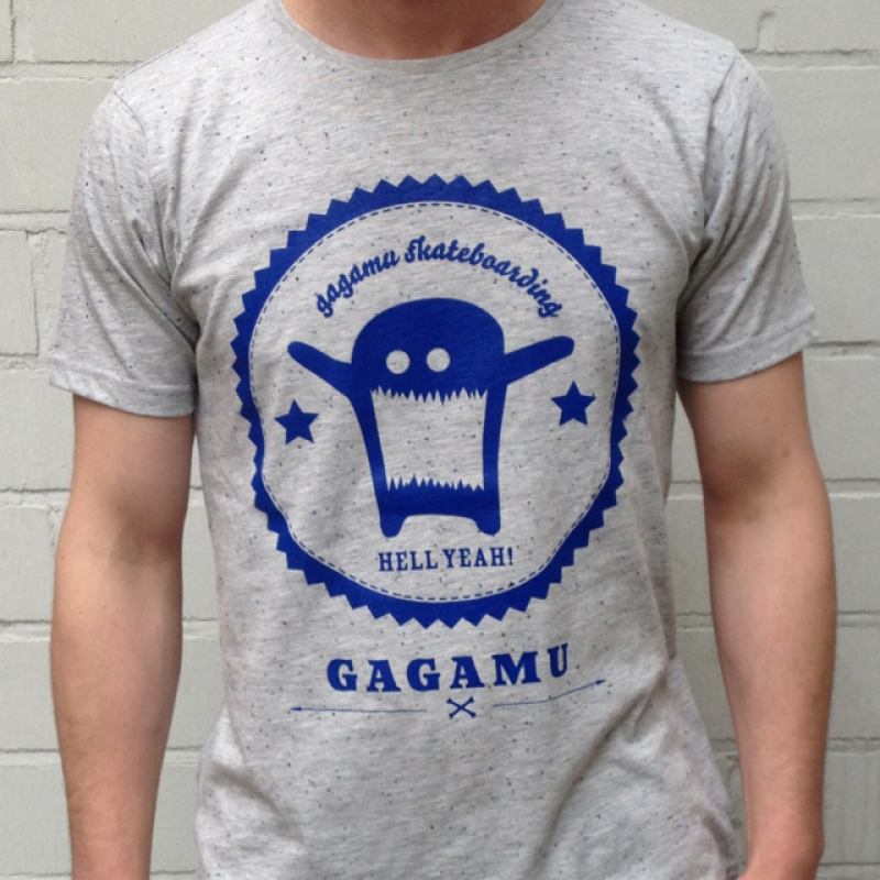 gagamu T-Shirt für Männer in grau mit farbigen Einschüssen und blauem gagamu skateboarding Print. Größe S - XL. 29€. - gagamu Shop - Stuttgart- Bild 1