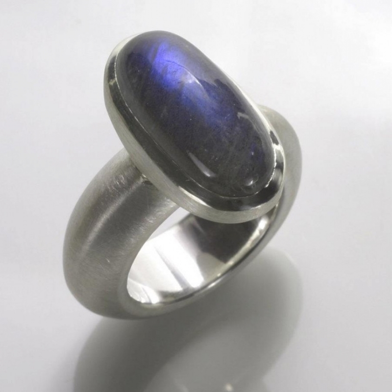Ring, 925- Silber, Labradorit: ein reizvoller Edelstein, der je nach Lichteinfall grau bis blau schimmert. - TRIMETALL Schmuck - Design - Objekte - Köln- Bild 1