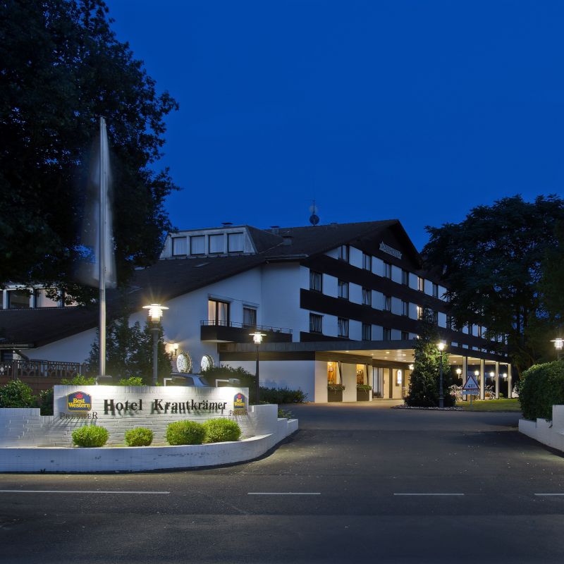 Herzlich Willkommen im BEST WESTERN PREMIER Hotel Krautkrämer - dem führen Landhotel im Münsterland. Wir verfügen über 75 großzügige Hotelzimmer, großteils mit Seeblick und Balkon, 5 Veranstaltungsräume von 5 - 220 Gäste, das Restaurant 
