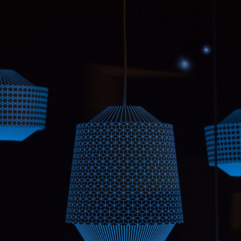ONTWERPDUO – LEONA LANTERN
Die Lampe aus der höllandischen Designmanufaktur, die man auch im Dunklen sieht. In zwei Versionen, ab € 79,00 - LIEBLINGSSTÜCKE by Das Schauwerk - Stuttgart- Bild 11