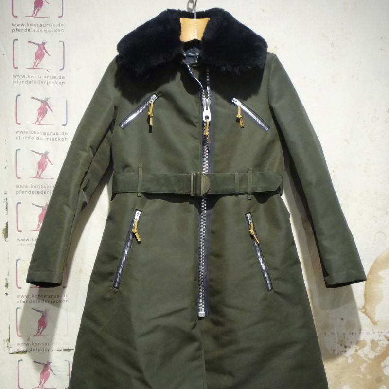 Nigel Cabourn HW2015:  the great coat for ladies. 100% Nylon. Warm und wasserabweisend, mit Schafsfellkragen. Grössen: S - M - L
EUR 1490,- - Kentaurus Pferdelederjacken - Köln- Bild 1