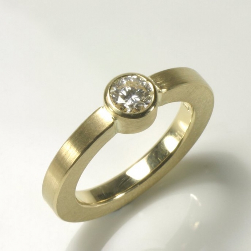 Ein schöner Solitär-Ring aus 750- Gelbgold mit einem Brillanten von 0,52 ct tw si2 mit einer ungewöhnlich hohen Ringschiene. - TRIMETALL Schmuck - Design - Objekte - Köln- Bild 1