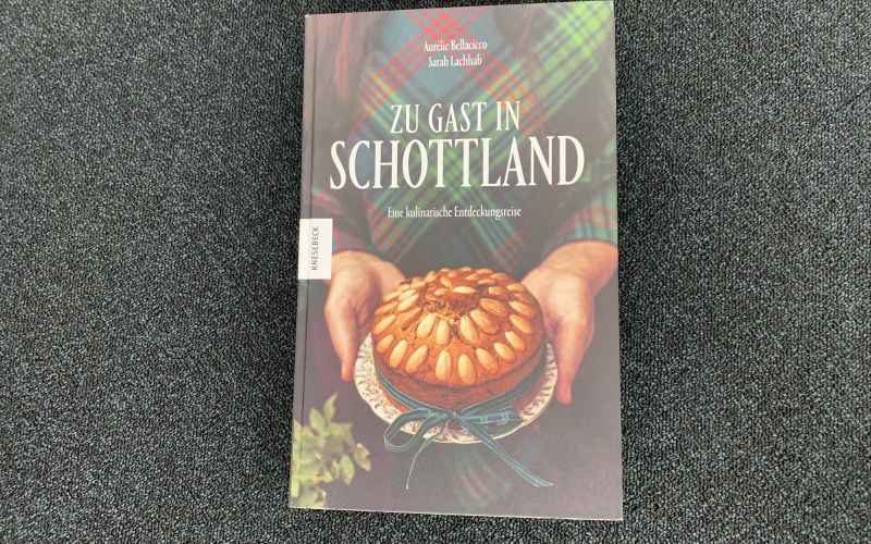  - (c) Zu Gast in Schottland / Aurélie Bellacicco und Sarah Lachhab / Knesebeck Verlag