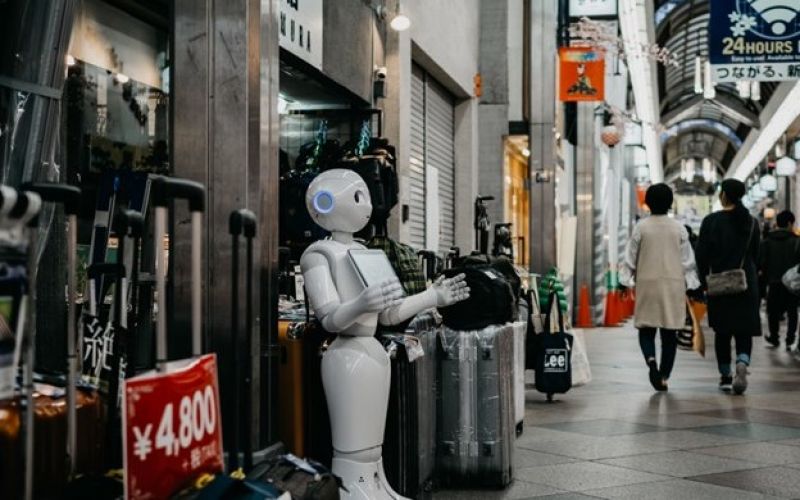 https://unsplash.com/photos/robot-standing-near-luggage-bags-hND1OG3q67k - (c) https://unsplash.com/photos/robot-standing-near-luggage-bags-hND1OG3q67k