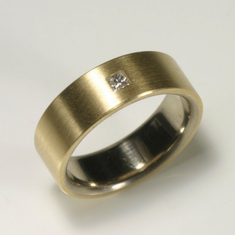 Dieser Ring ist zweifarbig angelegt: innen 585- Weißgold, außen 585- Gelbgold, mit einem quadratischen Diamanten von 0,09 ct tw vvsi. - TRIMETALL Schmuck - Design - Objekte - Köln- Bild 1