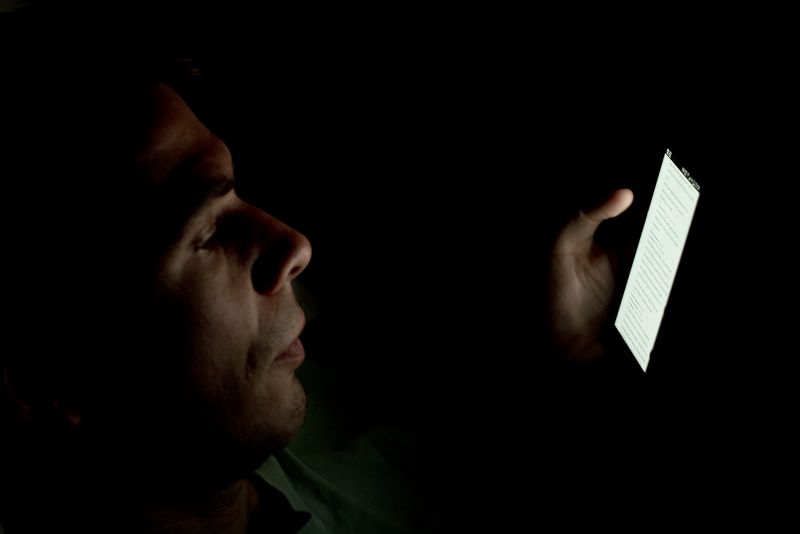 Smartphone vor dem Schlafengehen im Bett besser vermeiden!