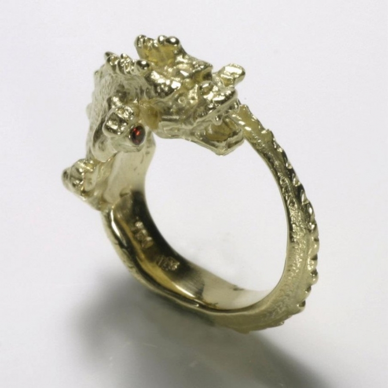 Drachenring, 750- Gold: in der Pfote hält er einen Rubin oder wahlweise einen Brillanten. - TRIMETALL Schmuck - Design - Objekte - Köln- Bild 1