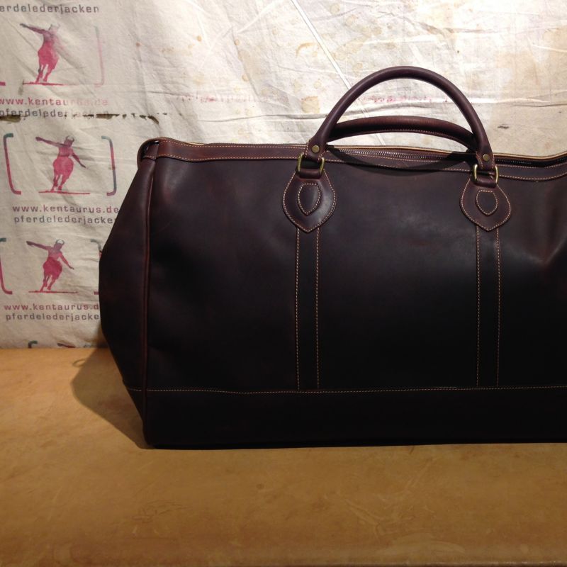 Bridle Leather Travel Bag, handmade in England by Tusting.
Limited Edition. Medium: € 720,-  Large: € 840,- - Kentaurus Pferdelederjacken - Köln- Bild 1
