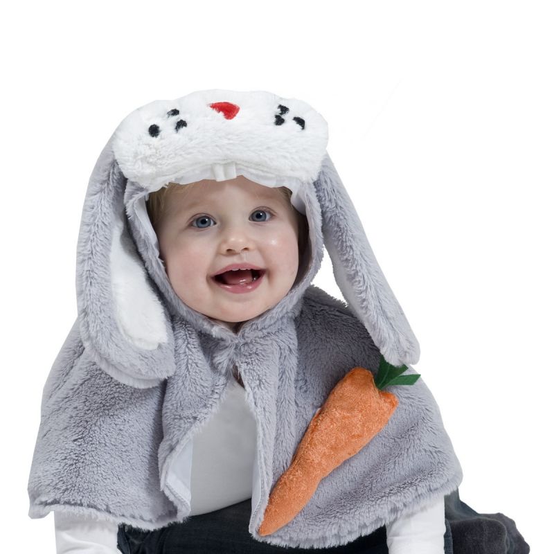 baby-kaninchen-cape<br>
Wer ist denn dieser süße Hoppelhase? Das grau-weiße Baby Kaninchen Cape ist das perfekte Kostüm für den allerersten Karneval und sieht durch die orange Plüsch-Möhre zum Anknabbern aus!
<br>
Home/Kostüme/Tierkostüme/Kinder<br>
[http://www.pierros.de/produkt/baby-kaninchen-cape, jetzt auf Pierros.de kaufen]  - Pierro's Tierkostüme - Mayen- Bild 1