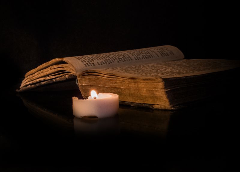 Buch im Kerzenschein