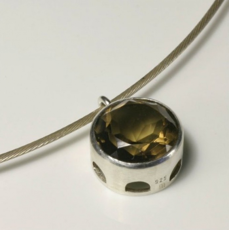 Auch ein Rauchquarz, im klassichen Brillantschliff in einer Silberfassung mit seitlichen Durchbrüchen, mit Seil - TRIMETALL Schmuck - Design - Objekte - Köln- Bild 1