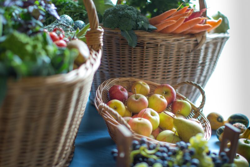 Obst und Gemüse in Körben