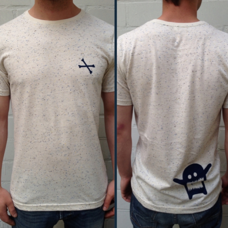 gagamu T-Shirt für Männer in off-white mit farbigen Einschüssen und beidseitigem Print in dunkelblau. Größe S - XL. 35€. - gagamu Shop - Stuttgart- Bild 1