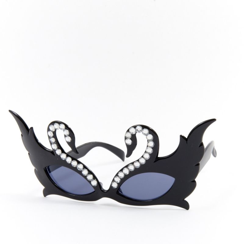 brille-black-swan<br>
in schwarz mit Straßsteinen
<br>
Home/Accessoires/Brillen<br>
[http://www.pierros.de/produkt/brille-black-swan, jetzt auf Pierros.de kaufen]  - Pierros Accessoires - Mayen- Bild 1