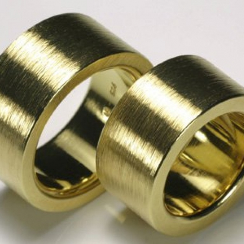 Schwere, massive Ringe aus 750er oder sogar 900er Gold sind ein klares Zeichen der Verbundenheit! - TRIMETALL Schmuck - Design - Objekte - Köln- Bild 1