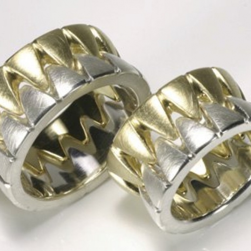 Gebissringe nennen wir diese Ringe. Sie bestehen jeweils aus zwei Ringen, die wir in allen Metallen herstellen, und man kann sie entweder verzahnt wie auf dem Bild oder mit den Zacken nach außen tragen, was ein ganz anderes Bild ergibt. - TRIMETALL Schmuck - Design - Objekte - Köln- Bild 1