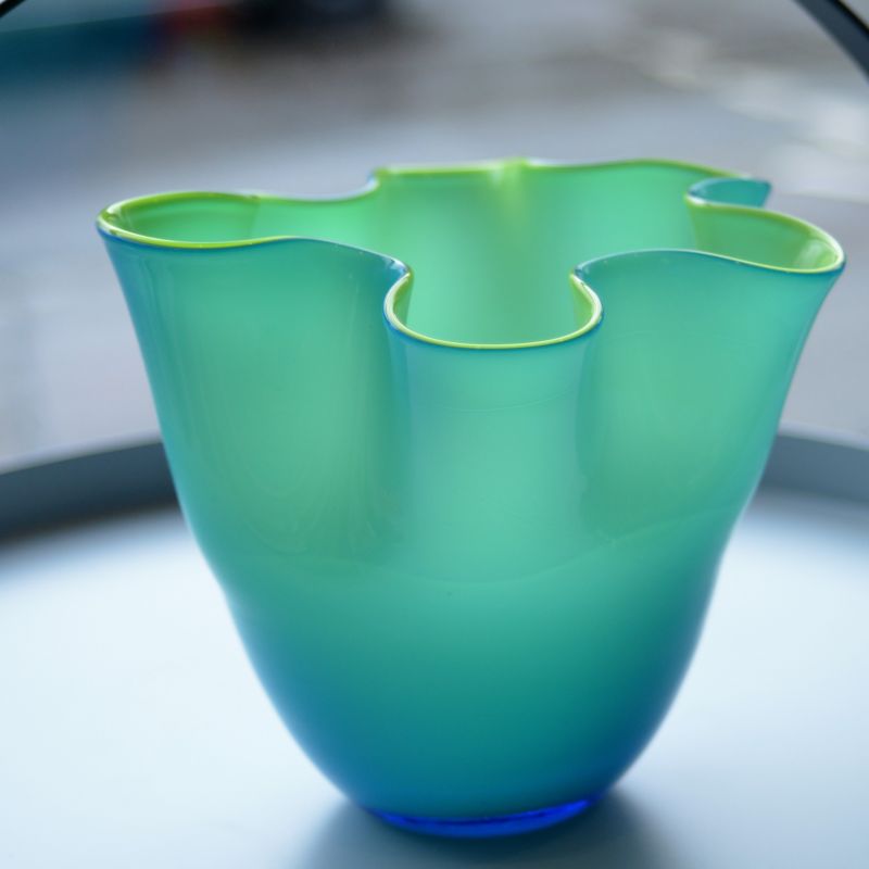 Bunte Sommersträuße finden mit dieser Vase das passende Gefäß. Bei uns gibt es die WAVE Vase von XO DESIGN in zwei Größen zu jeweils Euro 24,00 und Euro 39,00.  - LIEBLINGSSTÜCKE by Das Schauwerk - Stuttgart