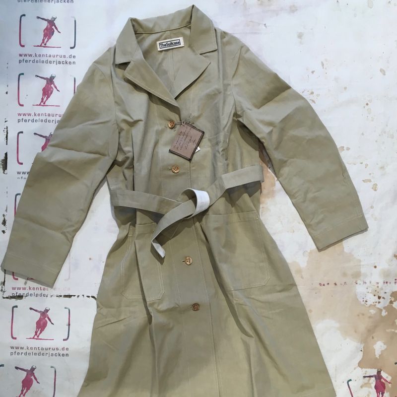 Suitcase SS2016 for the Ladies : Coat Dress. Ein leichter Sommer-Trench aus desert cotton. Grössen: 38 - 40 - 42, EUR 448,- - Kentaurus Pferdelederjacken - Köln