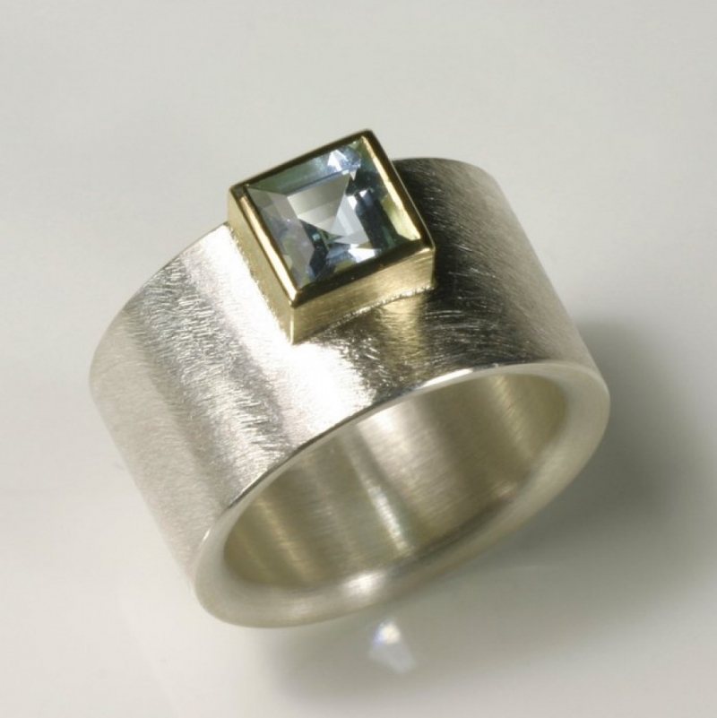 Silberner Ring, goldene Fassung, wasserblauer Aquamarin. - TRIMETALL Schmuck - Design - Objekte - Köln