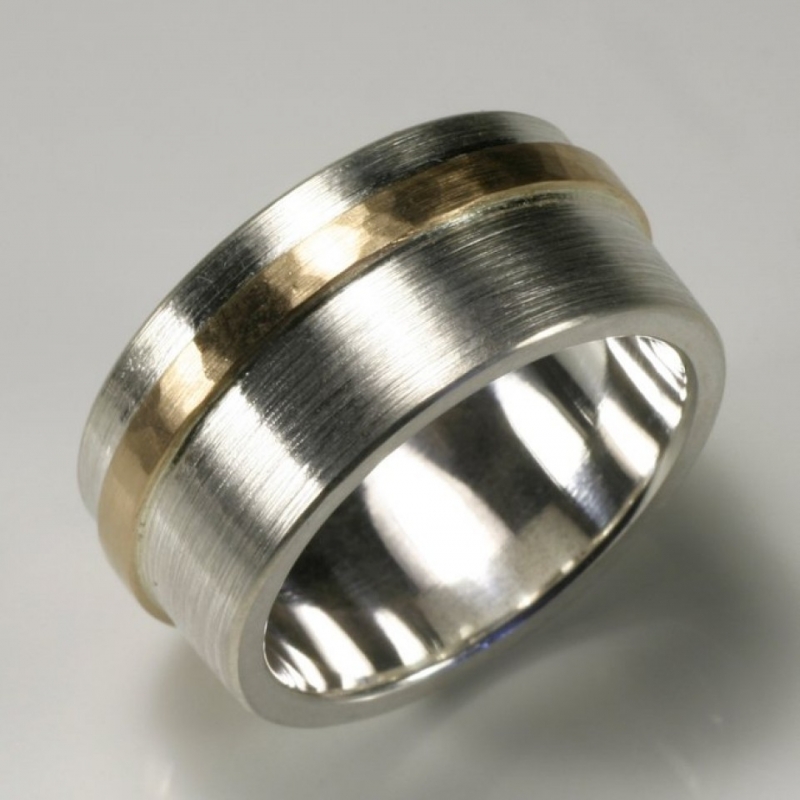 Es geht auch ohne Stein: ein massiver Silberring mit einem Zierstreifen aus 900- Gold. Ein beliebter Herrenring! - TRIMETALL Schmuck - Design - Objekte - Köln