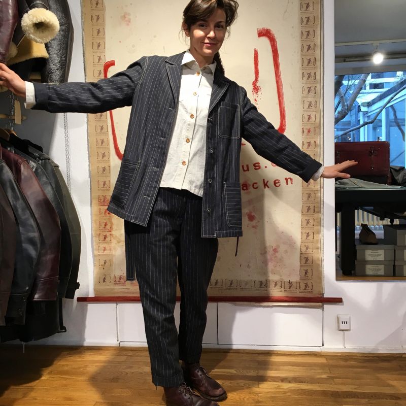 Suitcase  : Agnes Kemeny in ihrem Pinstripe Suit für den Herbst/Winter 2016,  Wolle/Viskose, Grössen S - M - L, EUR 936,-, handmade in Italy - Kentaurus Pferdelederjacken - Köln