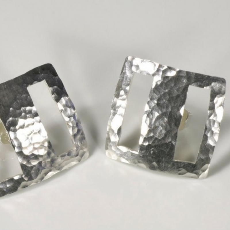 Ohrstecker, 925- Silber. Mit einem Hammerschlag versehene geometrische Formen sitzen direkt auf dem Ohrläppchen.
120,- € - TRIMETALL Schmuck - Design - Objekte - Köln