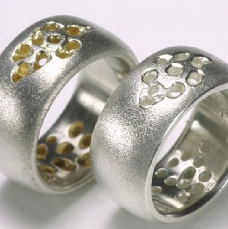 Die Ringe von Uli Teige leben von den dreidimensionalen Durchbrüchen, die auch in Form von Symbolen oder Bildern gestaltet werden können. - TRIMETALL Schmuck - Design - Objekte - Köln