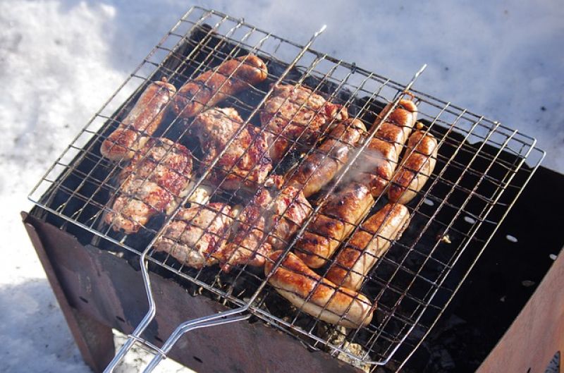 https://pixabay.com/en/shish-kebab-sausages-picnic-mangal-2287508/