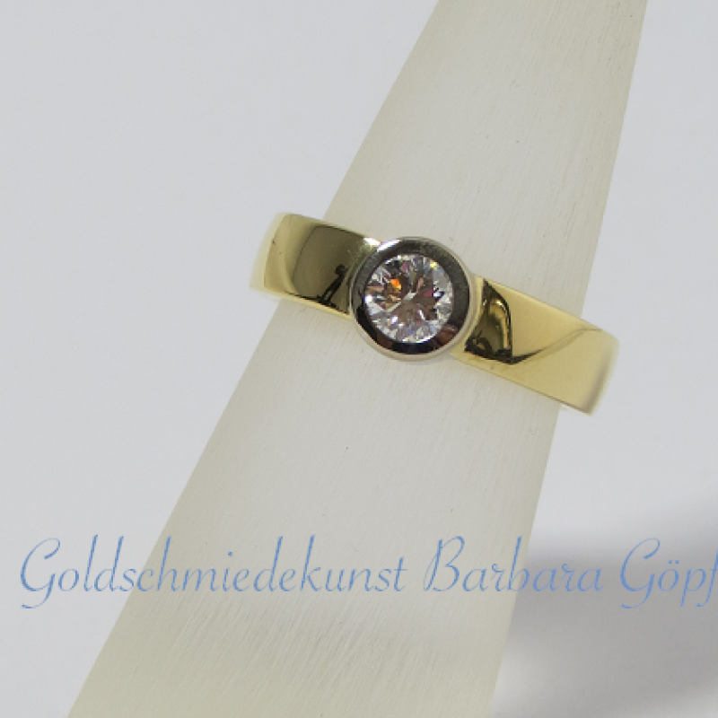 Solitaire-Ring


750 Gelbgoldring mit 750 Weißgoldfassung und 0,5 ct Brillant - Goldschmiedekunst Barbara Göpfrich - Backnang