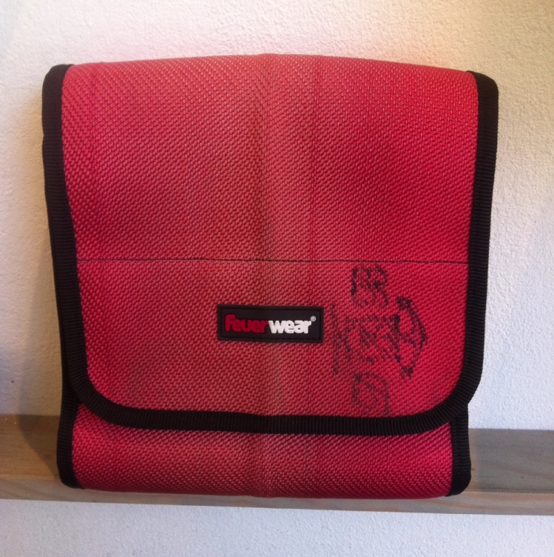 feuerwear - CARL - red - Umhängetasche size: 24 x 24 x 9 cm - LA SEDA Modeschmuck - Köln