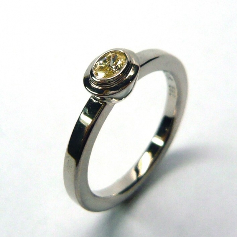 Ring; 585/-Weissgold; Diamant oval, fancy yellow, 0,12 ct. - Marcus Götten Goldschmiedemeister - Köln