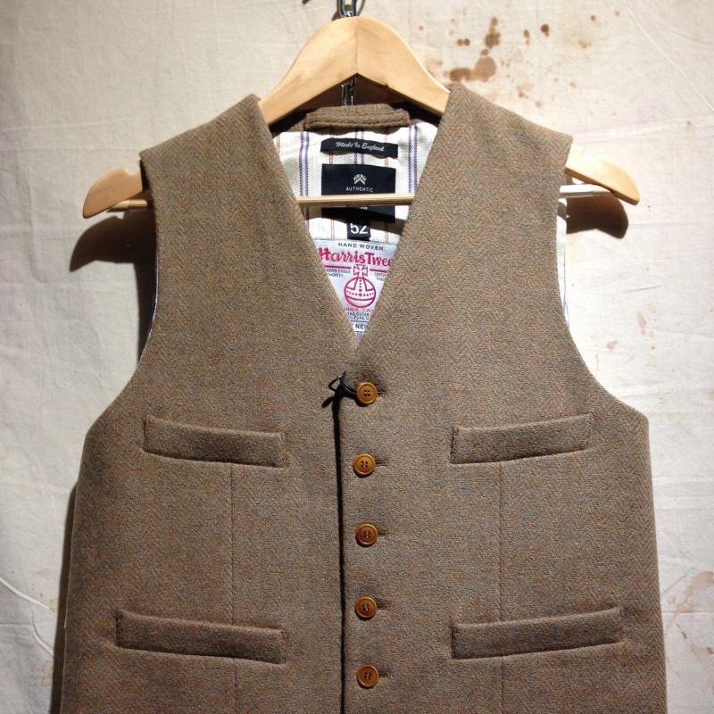Nigel Cabourn HW13: wide lapel jacket, harris tweed herringbone stone/100% silk trim
Grössen: 50 - 52 - 54 - 56
EUR 348,- - Kentaurus Pferdelederjacken - Köln