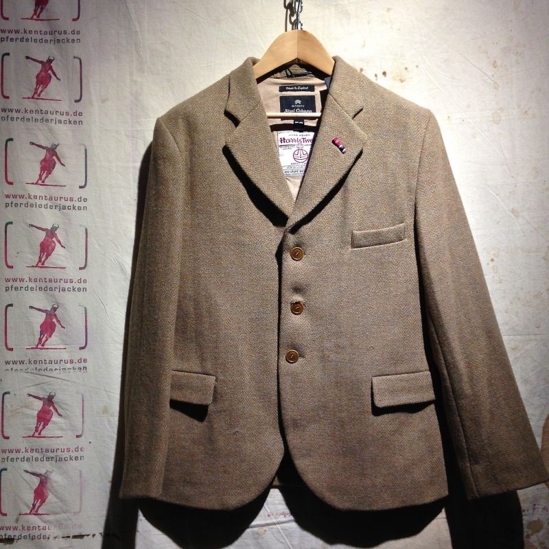 Nigel Cabourn HW13: wide lapel jacket, harris tweed herringbone stone/ silk trim
Grössen: 50 - 52 - 54 - 56
EUR 720,- - Kentaurus Pferdelederjacken - Köln