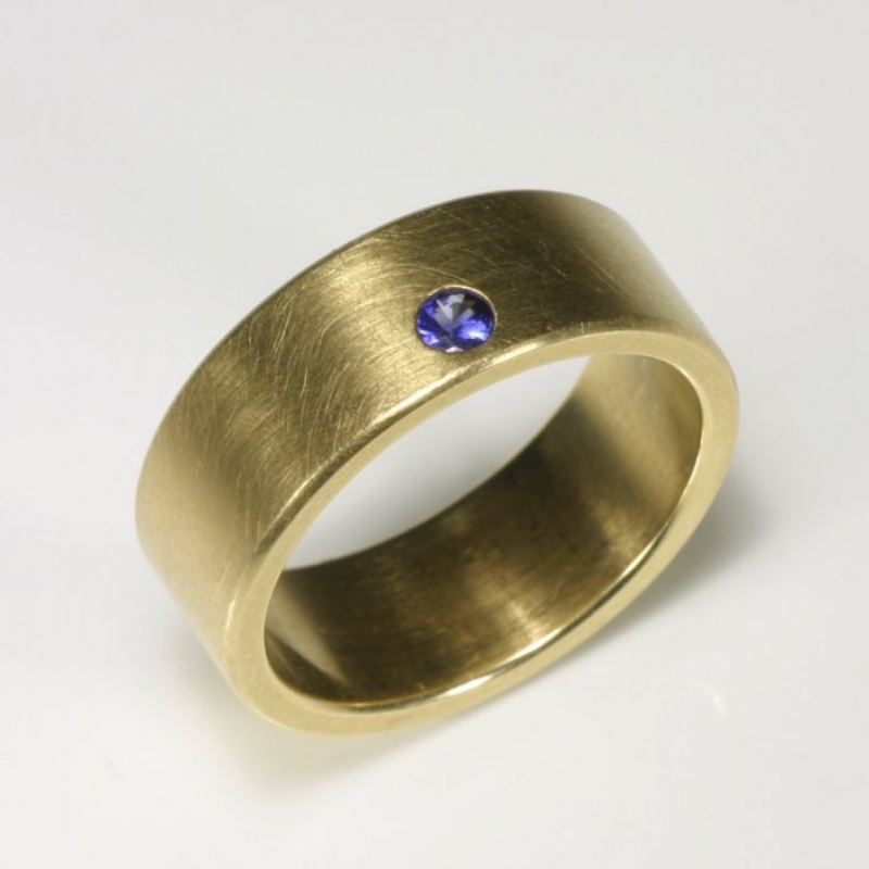 Sehr beliebt: ein Stein, hier ein Safir, seitlich versetzt gefasst. Sieht gut aus bei breiteren Ringen. 750- Gold. - TRIMETALL Schmuck - Design - Objekte - Köln