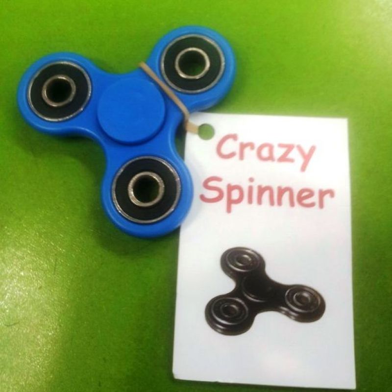 Crazy Spinner Fingerspinner nicht nur in blau, sondern auch schwarz, weiß und rot. Vor dem Kauf darf jeder Spinner ausprobiert werden, da sie unterschiedlich laufen. - PAPPNASE & CO. - Stuttgart