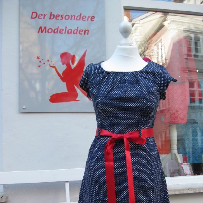 Unser Liebling von Lien & Giel, zauberhaftes Kleid, dunkelblau mit weißen Dots und Satinband, bei der Kleiderfee in Augsburg - Kleiderfee - Memmingen