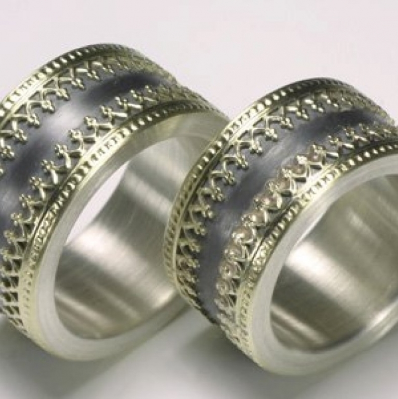 Aus Silber und 585 Gold fertigt Andy Monn diese Ringe. Das Silber ist geschwärzt und trägt sich vornehmlich in der Mitte ab, wo der Ring dann hell wird. In den Zwischenräumen des Ornaments bleibt der Kontrast reizvoll erhalten. - TRIMETALL Schmuck - Design - Objekte - Köln