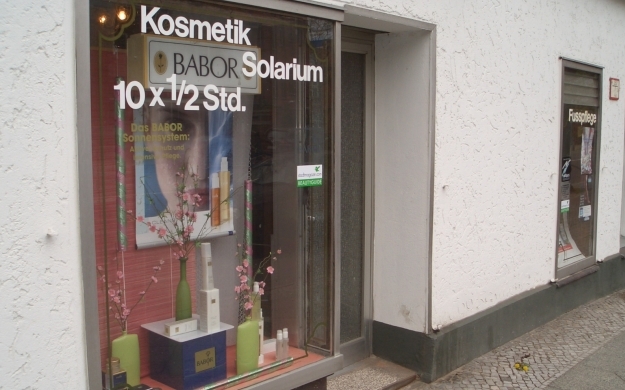 Foto 3 von Kosmetik-Fusspflege-Solarium in Berlin