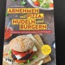Abnehmen mit Pizza, Nudeln und Burgern / Lina Weidenbach / Riva Verlag