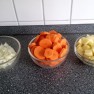 klein geschnittene Zwieblen, Möhren und Kartoffeln